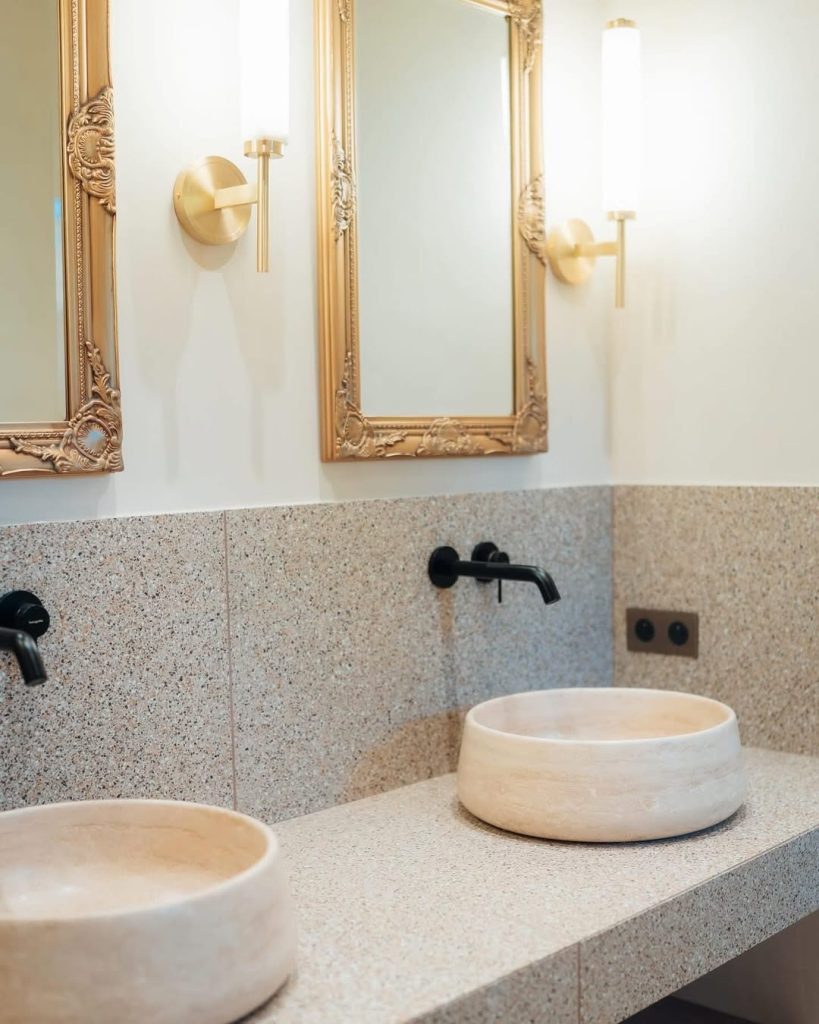 pose de carrelage dans une salle de bain à Arles
