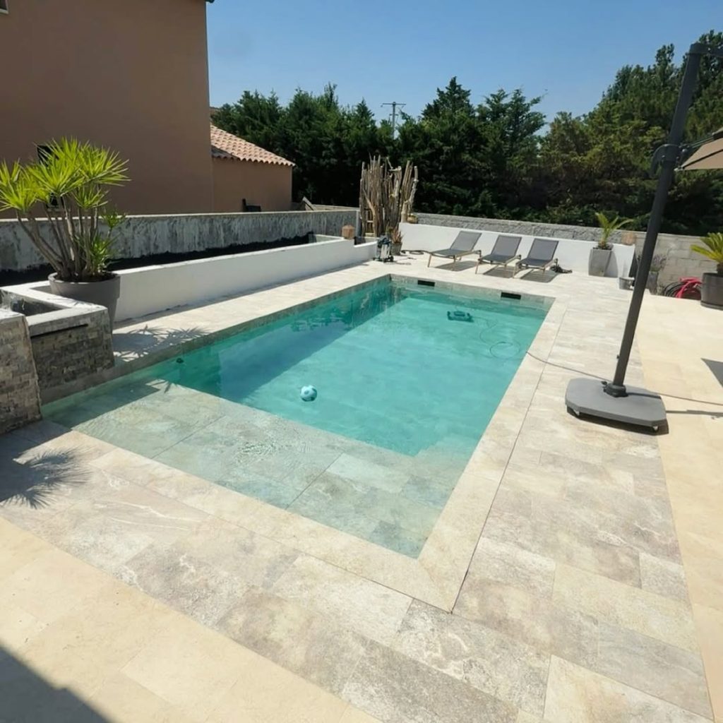 Pose d'un carrelage autour d'une piscine à Arles